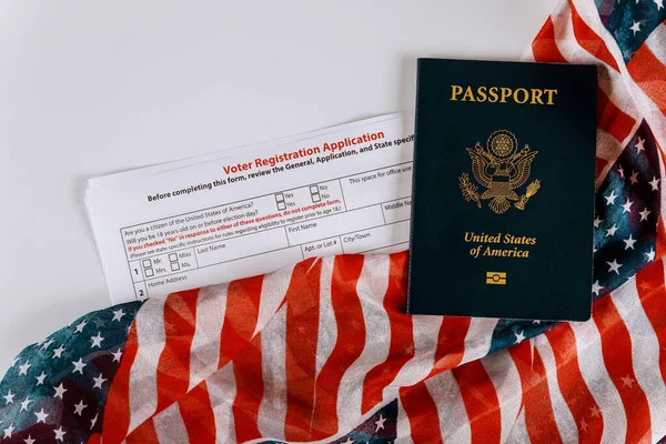 Passaporte dos Estados Unidos do formulário de inscrição de voto americano para eleição presidencial com bandeira dos EUA — Fotografia de Stock