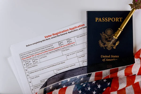 美国总统选举的选民登记申请美国国旗上的美国护照 — 图库照片