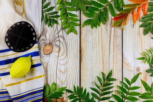 Релігія єврейське святкування Суккот. Етрог, кіава, хадас арава ципа і шофар високий молитовник — стокове фото