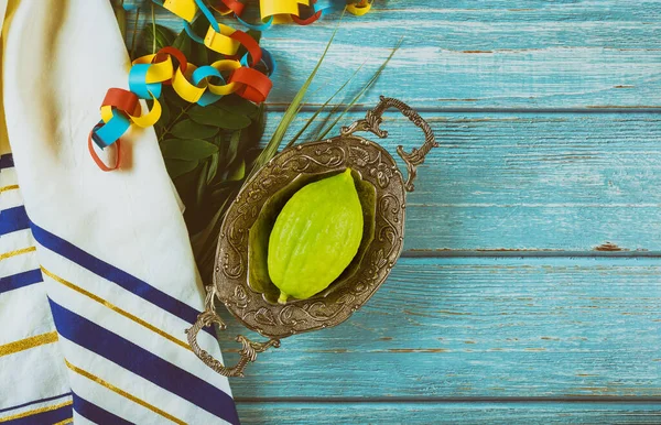 Festival ritual Yahudi Sukkot dalam simbol agama Yahudi Etrog, lulav, hadas, arava tallit buku doa kippah dan shofar — Stok Foto