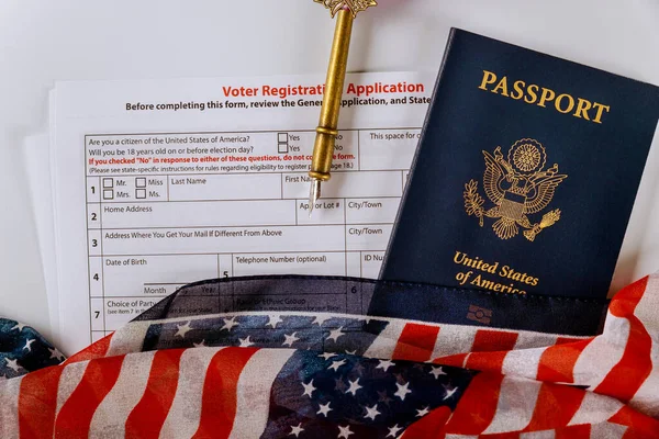Registro Voto americano com passaporte dos EUA coberto pela bandeira americana — Fotografia de Stock