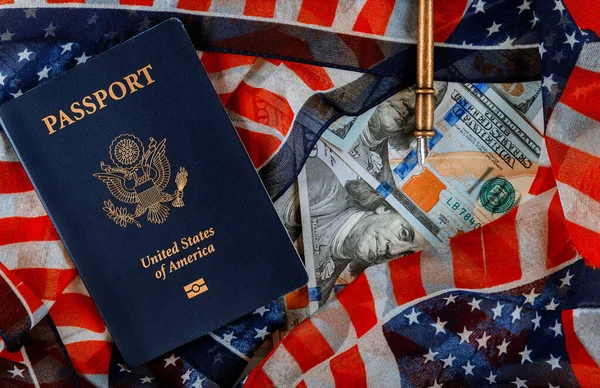 Εμείς διαβατήριο και σημαία πάνω από ένα μετρητό των εκατό δολαρίων χαρτονομίσματα — Φωτογραφία Αρχείου