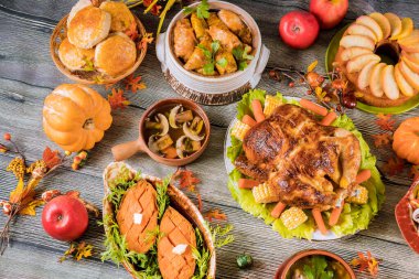 Kavrulmuş hindi masada birçok tabak ile süslenmiş. Şükran Günü.