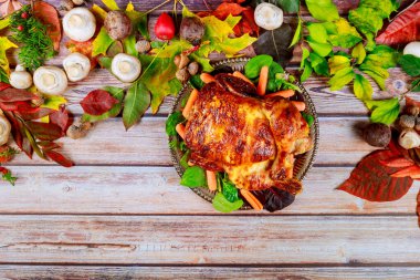 Bütün tavuğu mantarla yakın plan bir masada pişirdim. yukarıdan dikey üst görünüm