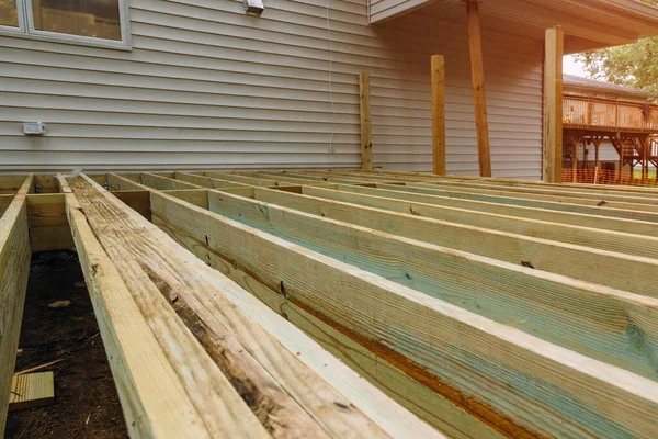 Instalación de suelo de madera para terraza con tablones de madera nuevos — Foto de Stock