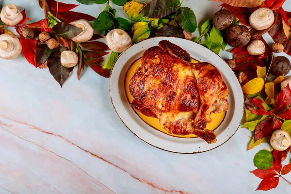 Pollo arrosto dorato con cena di ringraziamento — Foto Stock