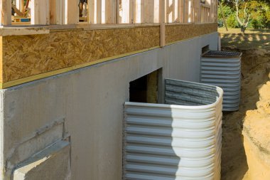 Pencere kuyusu bodrumu inşaatı devam eden yeni ev