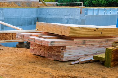 Bir kiriş inşaatının binası zemini çerçevelemiş.