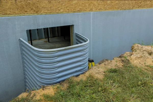 Edificio para casa sótano construcción de hormigón instalar para ventana bien — Foto de Stock