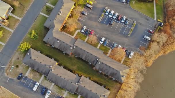 Bovenaanzicht van het slaapgedeelte met een parkeerplaats — Stockvideo