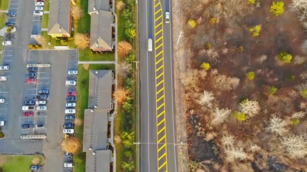 Vista desde la altura de la carretera árboles y casas amarillas — Vídeo de stock