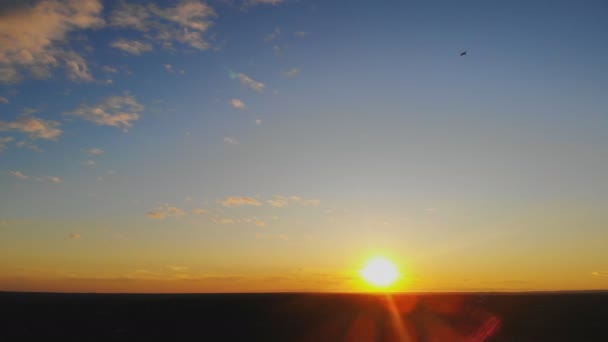 Aeronaves que descolam do pôr-do-sol no avião de passageiros — Vídeo de Stock