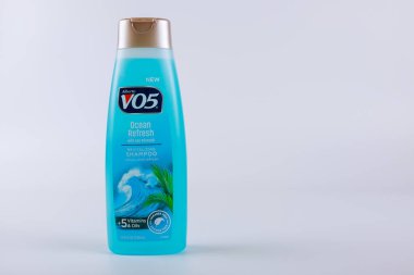 Okyanus tazeliğinde bir şişe Vo5 şampuanı deniz mineralleriyle yenileniyor ve tazeleniyor.