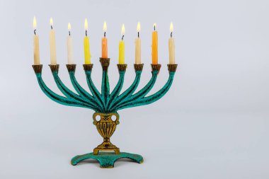 Hanuka bayramında Menorah.