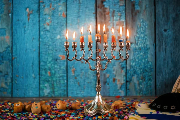 A Hanuka menóra hagyományos kandelábráinak szelektív fókusza a zsidó fesztiválon — Stock Fotó