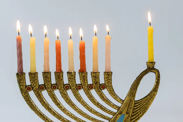 Menorah med tända ljus för att fira Chanukah. Ett symboliskt ljus för judisk högtid — Stockfoto