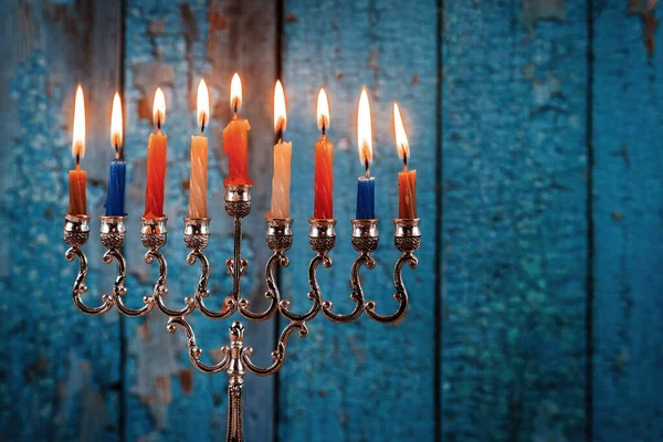 Ανάβοντας κεριά σε μενόρα για Hanukkah — Φωτογραφία Αρχείου