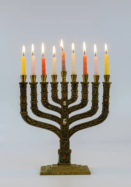 Een symbolische kaars verlichting voor de Joodse feestdag van Chanoeka Menorah met aangestoken kaarsen ter viering van Chanoeka. — Stockfoto