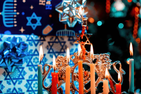 Accendere candele in menorah per Hanukkah — Foto Stock
