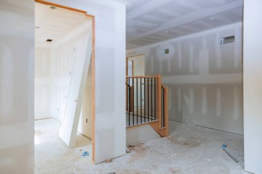 Odadaki macunu bitirme duvarları sıva tahtaları ve yapım aşamasında olan bir oda.