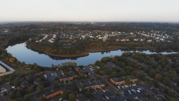 Luchtfoto van de blauwe rivier en het groene slaapgedeelte op een zonnige dag — Stockvideo