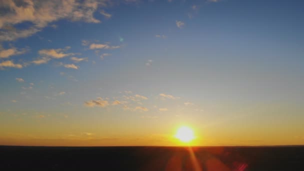 Ciel panoramique coloré pendant le lever et le coucher du soleil le matin d'été — Video