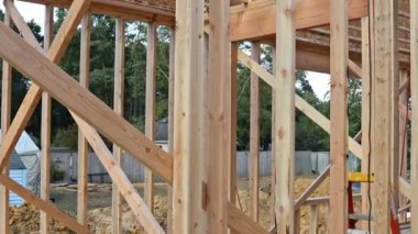 Şantiyede Ahşap Ev Çerçeveleme.