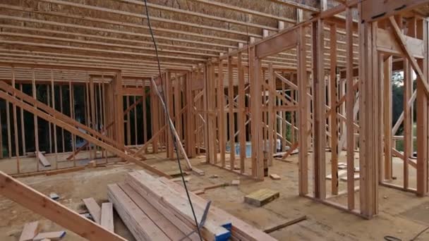 Оформление деревянного дома на строительной раме — стоковое видео