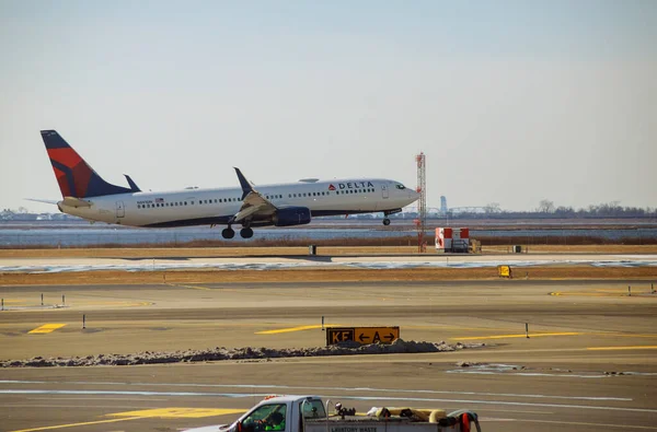 Απογείωση από το Διεθνές Αεροδρόμιο Φ. Κένεντι. Η Delta Airlines είναι ένας από τους τερματικούς — Φωτογραφία Αρχείου