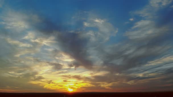 하늘에 떠 있는 푸른 하늘 과 오렌지색 태양의 구름 위로 해질 녘의 주거 지역 — 비디오