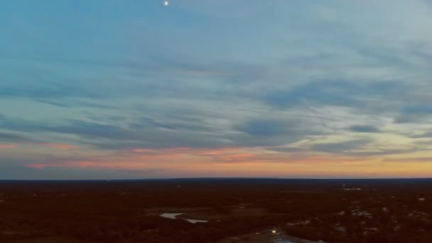 Alba nella zona notte di una piccola città con una foresta sulla vista da un'altezza — Video Stock