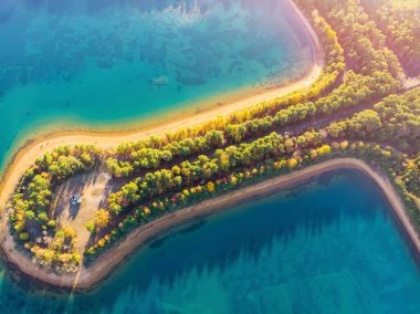 Sonbaharda göl, güzel dağlık arazi manzarası.