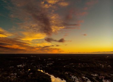 Erken gün doğumu banliyö evleri ve yollar üzerinde havadan görünümü