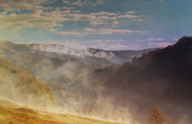 Dağlarda muhteşem bir gün batımı Güzel bir sabah