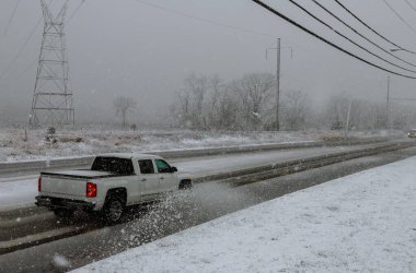 Kış manzarası yolu ve karla kaplı ağaçlar.