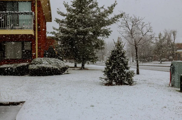 Wintersneeuw bedekt woonhuis in de sneeuw op het winterseizoen in Canada en Usa — Stockfoto