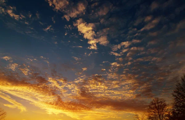 Dramatische zonsondergang hemel prachtig uitzicht vanuit de lucht — Stockfoto