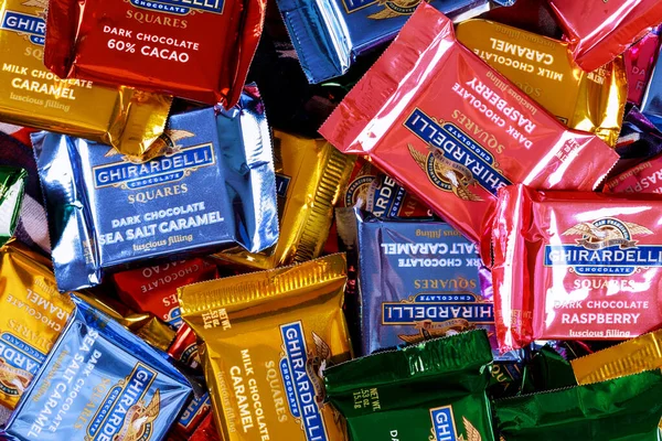 Ghiradelli varumärke mjölk choklad karamell mörk i choklad företag i USA. — Stockfoto