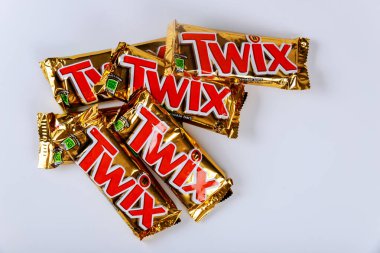 Twix, karamelli ve sütlü çikolatalı bisküvilerden oluşan bir çikolatadır.