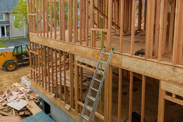 Casa de madeira telhado construção residencial casa enquadramento — Fotografia de Stock