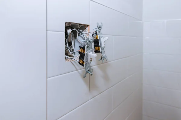 浴室の電気スイッチソケットの取付け — ストック写真