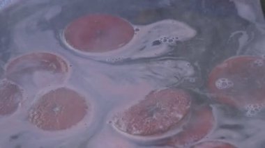 Meyve suyu elmaları güveçte meyveyle pekmeze çeviriyor.