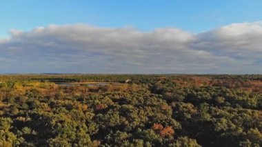 Güzel mavi göller sonbahar ormanı sarı ve kırmızı ağaçlar gökyüzü manzaralı.