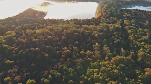 Fantastické mlžné jezero s slunečních slunečních paprsků skrze dramatickou barevnou scenérii. — Stock video