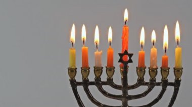 Işıklara karşı Hanuka için mumları olan Menorah.