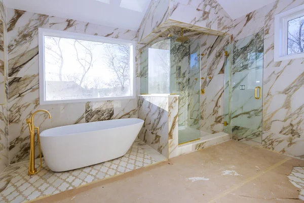 Interior Nuevo Cuarto Baño Elegante Con Ducha Bañera Una Casa —  Fotos de Stock