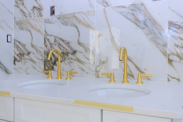 洗面台でバスルーム蛇口付き高価なアンティークスタイルの金メッキハンドル — ストック写真
