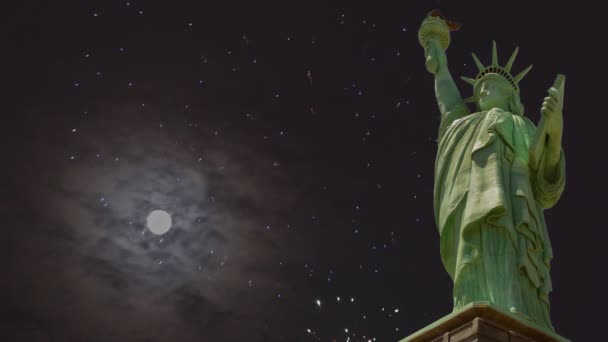 Patriótico US Holiday con cuatro de julio Estatua de la Libertad en fuegos artificiales que explotan en el misterioso cielo nocturno con la luna llena durante la noche — Vídeos de Stock