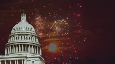 4 Temmuz Bağımsızlık Günü, harika gün batımında Washington DC 'deki ABD Kongre Binası' nda neşeli havai fişek gösterisi gösteriyor.