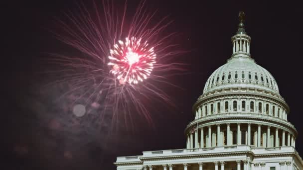 Таинственное ночное небо с полнолунием Капитолий США в Вашингтоне, округ Колумбия, с фейерверком на 4 июля — стоковое видео
